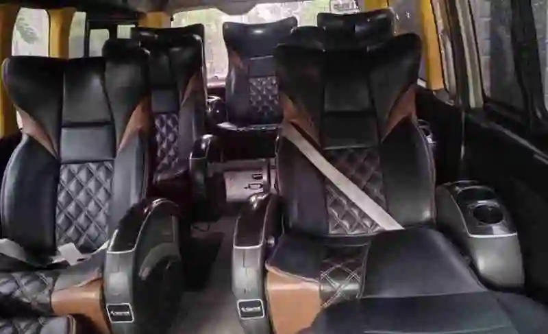 Interior kabin Toyota Hiace Executive RPM Travel — kursi premium 8 penumpang leg room ekstra